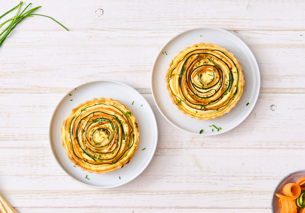 Tortine salate con zucchine, carote ed erba cipollina